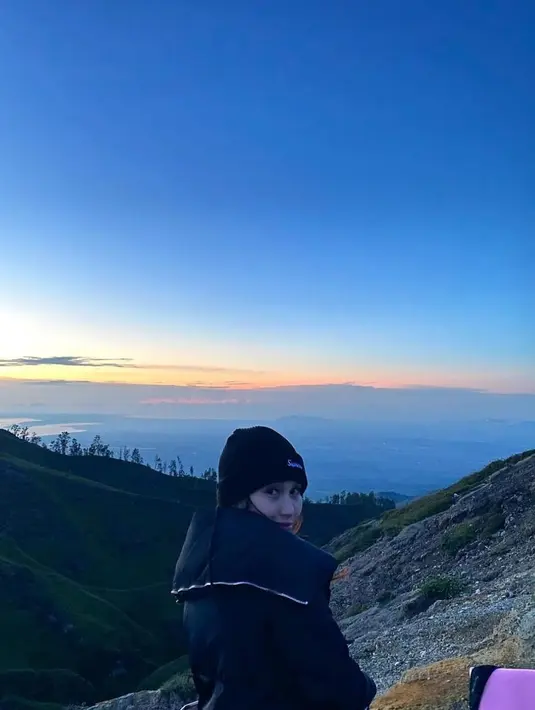 Ayu Ting Ting juga terlihat sangat bahagia bisa berlibur di Banyuwangi. Dia bisa merasakan keindahan alam dan jauh dari hiruk pikuk kota Jakarta