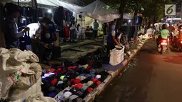 Puluhan Pedagang kakli lima (PKL) berjualan di trotoar Jalan Sudirman di Kawasan Bendungan Hilir, Jakarta Pusat, Selasa (30/1). (Liputan6.com/JohanTallo)
