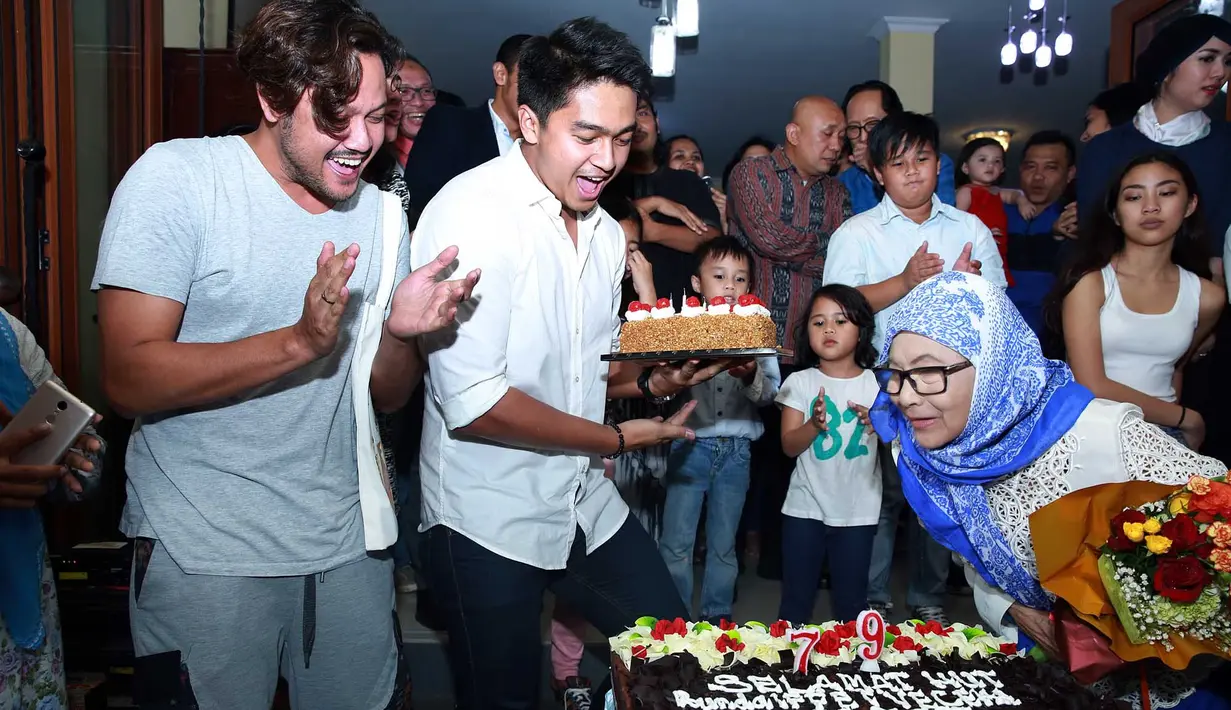 Ulang tahun Iffet Veceha alias Bunda Iffett digelar pada Selasa (16/8/2016) Malam. Bebeberapa selebriti hadir dalam perayaan yang di gelar di Markas Slank, gang Potlot, Duren Tiga, Jakarta Selatan. (Deki Prayoga/Bintang.com)
