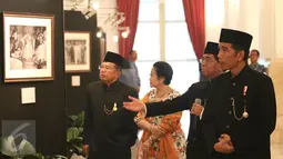 Presiden Joko Widodo (Jokowi) didampingi Wapres Jusuf Kalla dan Presiden Kelima RI Megawati Soekarnoputri melihat pameran foto dalam rangka peringatan Konferensi Asia Afrika (KAA) ke-62 di Istana Negara, Jakarta, Selasa (18/4). (Liputan6.com/Angga Yuniar)