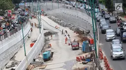 Pekerja menyelesaikan pembangunan Underpass Mampang di Jakarta, Senin (12/3). Dari progres pembangunan, underpass ini telah mencapai 90 persen. (Liputan6.com/Immanuel Antonius)