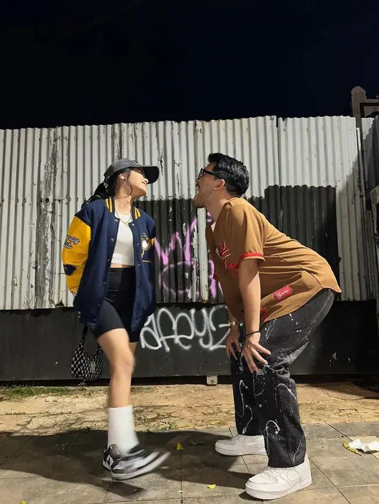 Tak pernah kehabisan gaya, kali ini keduanya tampil stylish dengan outfit kasual. @fuji_an.