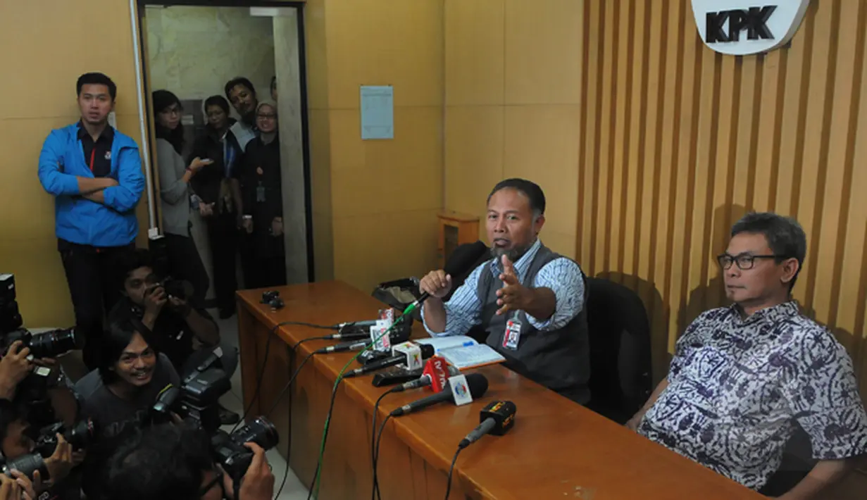 Wakil Ketua KPK Bambang Widjojanto (kiri) didampingi Deputi Pencegahan KPK Johan Budi memberikan penjelasan terkait teror yang diterima sejumlah pekerja dan staff di KPK, Jakarta, Rabu (11/2/2015). (Liputan6.com/Herman Zakharia)