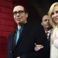 Menteri Keuangan AS Steven Mnuchin dan istri Louise Linton (Saul Loeb/Pool Photo via AP, File)