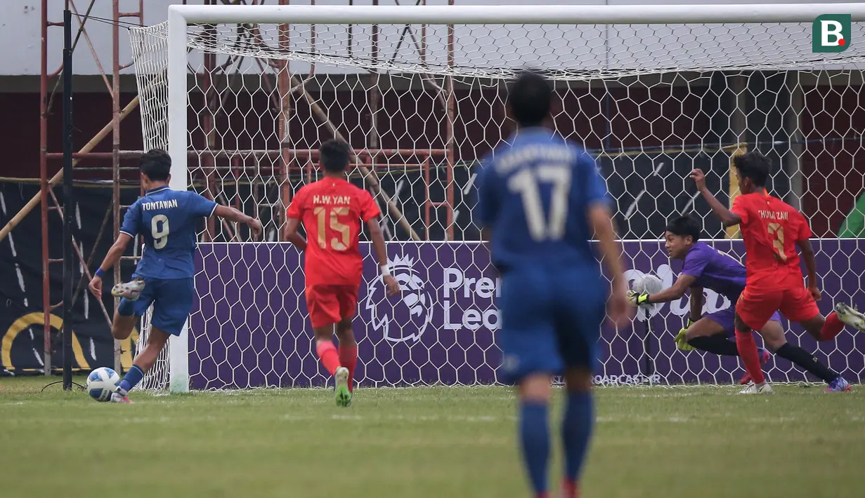 Thailand U-16 berhasil memecah kebuntuan pada menit ke-70 dengan mencetak gol pertama ke gawang Myanmar U-16 melalui aksi Tontawan Puntamunee. (Bola.com/Bagaskara Lazuardi)