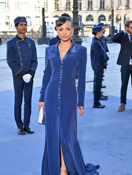 Christina Milian menawan dibalut outfit dari Alexis Mabille. [Foto: Vogue]