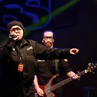 Melly Goeslaw tampil di Kampung GaSS 2 bersama band Potret yang digawanginya di Sabuga, Bandung, Jawa Barat, Rabu (19/8/2015). (Deki Prayoga/Bintang.com)