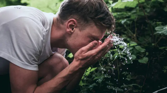 Ilustrasi pria cuci muka (Foto: Unsplash/Tadeusz Lakota)