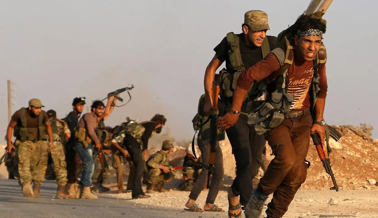 Pejuang dari Tentara Pembebasan Suriah mengambil bagian dalam pertempuran melawan kelompok jihadis Negara Islam (IS) di Desa Yahmoul, Marj Dabiq, Aleppo, Suriah, 10 Oktober 2016. (Photo by Nazeer al-Khatib/AFP)
