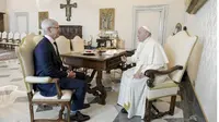 Bos Apple Tim Cook (kiri) bertemu dengan Paus Fransiskus di Vatikan. (Foto: 9to5Mac).
