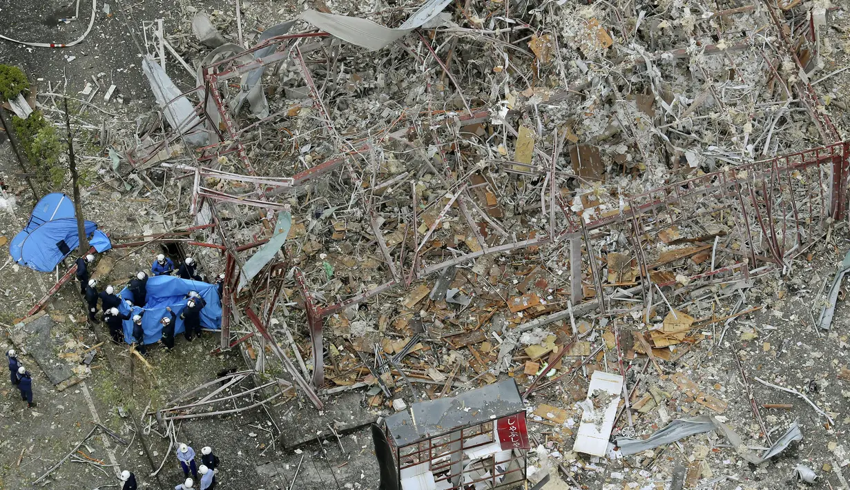 Penyelidik bekerja di lokasi ledakan di Koriyama, Prefektur Fukushima, Jepang utara, Kamis, (30/7/2020). Setidaknya lebih dari puluhan orang terluka dan dibawa ke rumah sakit setelah ledakan akibat kebocoran gas menghantam dinding, jendela, dan bangunan di lingkungan tersebut. (Berita Kyodo via AP)
