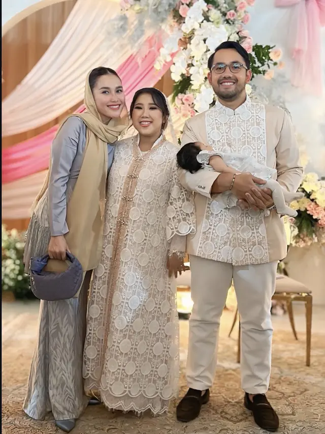 Ayu Ting Ting Dibalut saat Aqiqah Anak Kiky Saputri. [@ayutingting92]