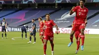 Kingsley Coman dari Bayern, kanan, merayakan bersama rekan satu timnya setelah mencetak gol pertama timnya selama pertandingan sepak bola final Liga Champions antara Paris Saint-Germain dan Bayern Munich di stadion Luz di Lisbon, Portugal, Minggu, 23 Agus