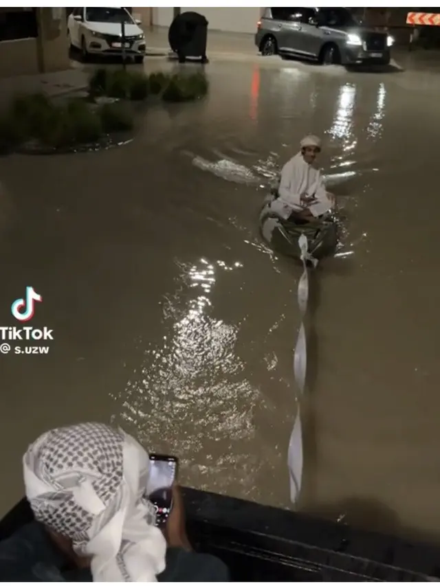 7 Potret Kelakuan Masyarakat Dubai Ketika Banjir, Orang Kaya Memang Beda