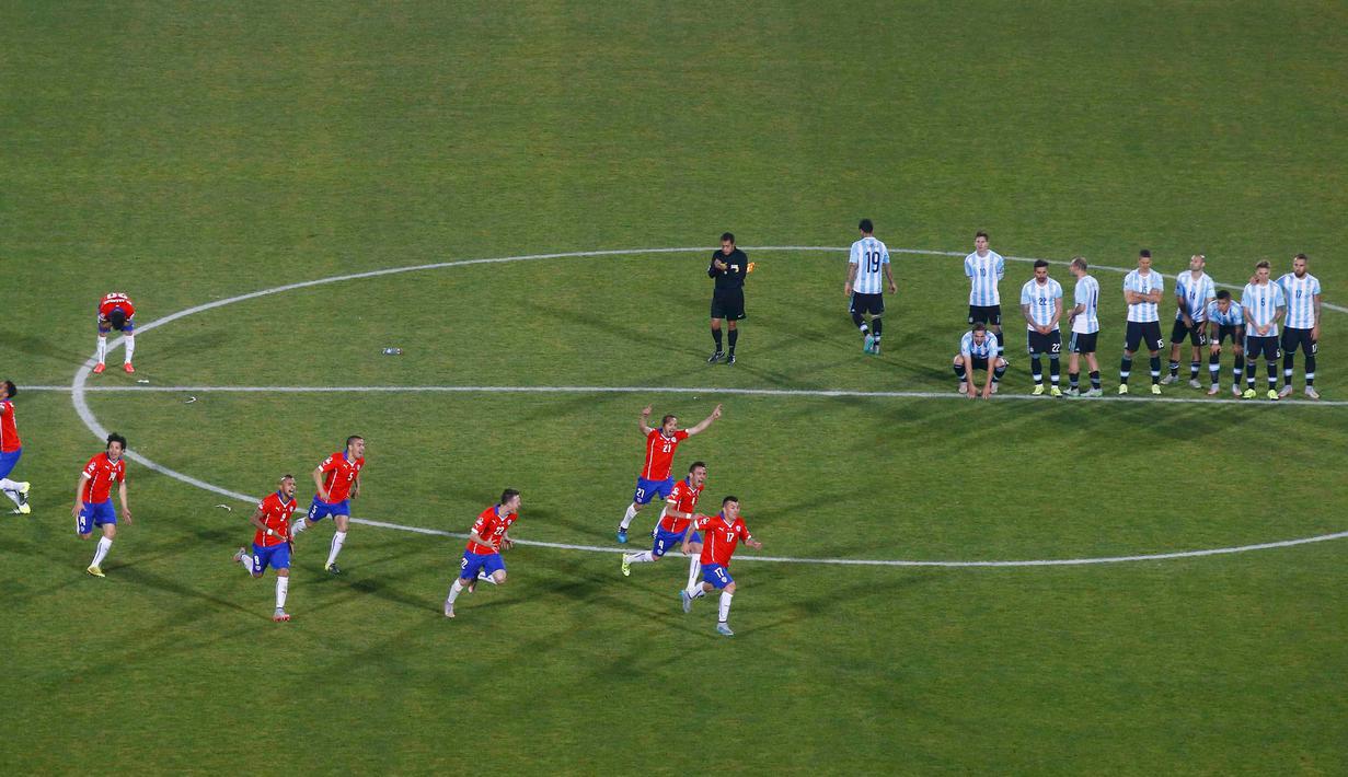 Sejumlah pemain Chili berlari merayakan kemenangan usai mengalahkan Argentina di final Copa America 2015 di Stadion Nasional, Chili, (4/7/2015). Chili menang lewat adu penalti atas Argentina dengan skor 4-1. (REUTERS/Ricardo Moraes)