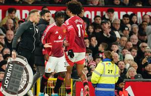 Penyerang Manchester United, Joshua Zirkzee, kanan,&nbsp;digantikan Kobbie Mainoo selama pertandingan Liga Primer Inggris antara Manchester United dan Newcastle di stadion Old Trafford di Manchester, Inggris, Selasa dini hari WIB (31-12-2024). (Foto AP/Dave Thompson)