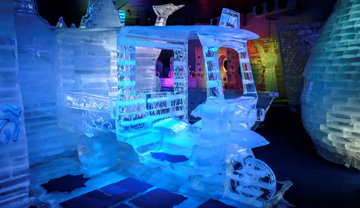 Foto pada yang diabadikan 2 September 2020 memperlihatkan kendaraan tuk tuk yang terbuat dari es di Ice Dome di taman "Frost Magical Ice of Siam", di luar Pattaya, Thailand. (Photo by Mladen ANTONOV / AFP)