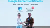 Direktur Digital Business Telkom Fajrin Rasyid (kanan) menerima cinderamata dari Direktur Hubungan Pemerintahan dan Kebijakan Publik Google Indonesia Putri Alam di Jakarta beberapa waktu lalu/Istimewa.