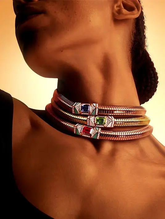 Bvlgari Tubogas Collection hadirkan kolaborasi desain industri yang inovatif. Antara keberanian bereksperimen, dan keahlian tinggi dalam pembuatan aksesori, koleksi perhiasan Bvlgari Tubogas berhasil mengangkat koleksi ikonik ke level yang tinggi. Baik diselingi permata berwarna, berlian pavé, atau motif geometris, kreasi eklektik ini memadukan kode estetika khas Bvlgari ke dalam desain yang mewah. [ Foto doc: Bvlgari ]
