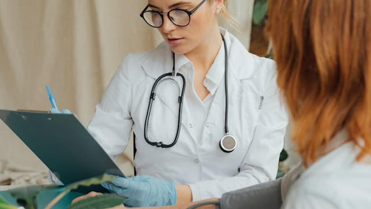 Seseorang yang sedang Berkonsultasi tentang Kesehatan dengan Dokter