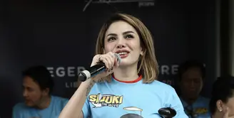 Ditetapkan sebagai tersangka atas kasus pemukulan asisten Julia Perez, Nikita Mirzani menganggapi santai. Janda dua anak itu siap memberikan bukti demi mematahkan tuduhan Lucky. (Galih W. Satria/Bintang.com)