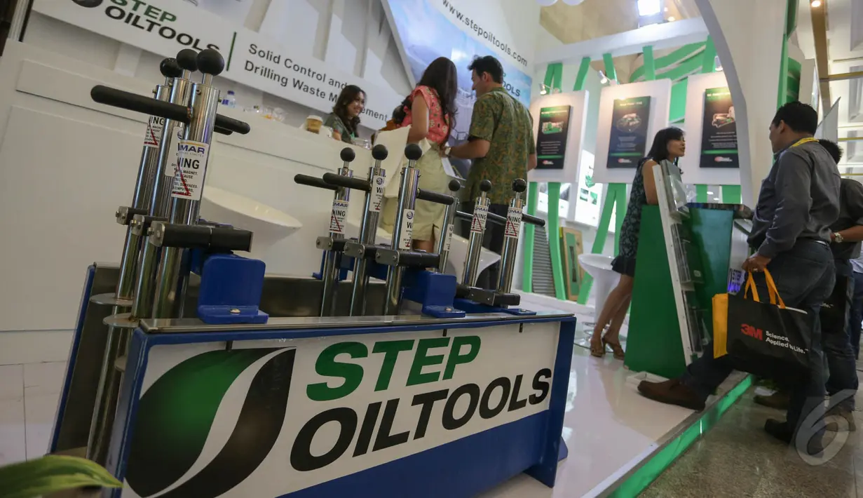 Sejumlah pengunjung tampak mengunjungi sebuah stan di pameran Indonesian Petroleum Association di Jakarta Convention Center, Jakarta, Rabu (20/5/2015). (Liputan6.com/Faizal Fanani)