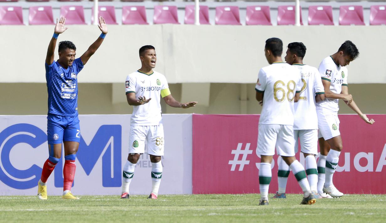 Striker Arema FC, Dedik Setiawan (kiri) saat menghadapi Persikabo 1973 dalam laga pembuka Piala Menpora 2021 di Stadion Manahan, Solo, Minggu (21/3/2021). Arema FC sementara tertinggal 0-1 dari Persikabo 1973. (Bola.com/M Iqbal Ichsan)