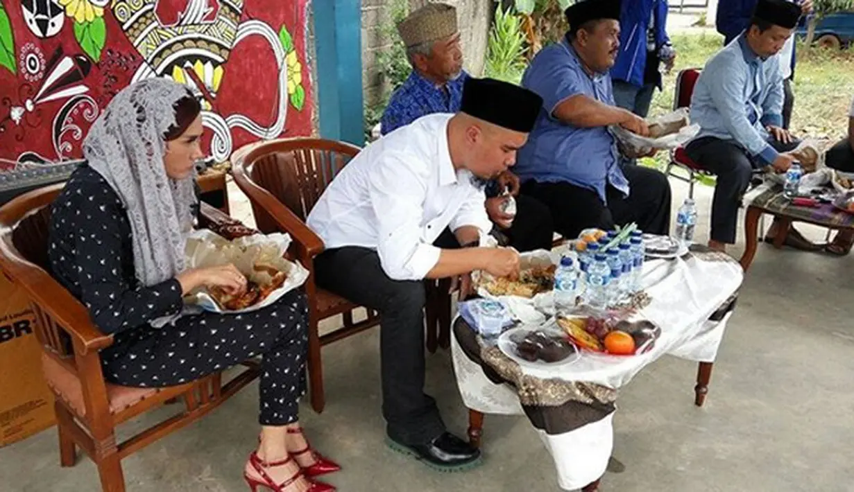 Musisi Ahmad Dhani serius dalam merintis karier di dunia politik. Demi terus mendapatkan dukungan dari warga Bekasi, ia terus melakukan pendekatan. Beberapa cara musisi ini untuk mendekati warga Bekasi, selain tampil menghibur. (Instagram/ahmaddhaniprast)