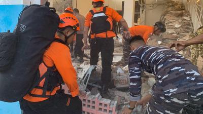 Bangunan Roboh Akibat Gempa M 7,7 Satu Warga Tewas