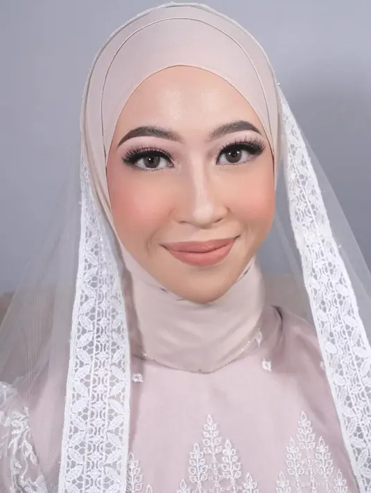 Runtutan acara pernikahan dimulai dari malam bainai pada 8 Desember 2023. Di kesempatan itu, Adiba dirias oleh MUA @weddingkusumadewi. [Foto: IG/@weddingkusumadewi/@vivithalib/@ikawatifitria]