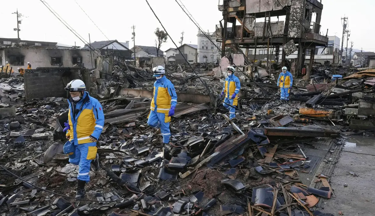 Otoritas Jepang kembali melaporkan bertambahnya jumlah korban tewas akibat gempa bumi berkekuatan Magnitudo 7,5 yang mengguncang area Ishikawa pada awal tahun ini. Sebanyak 100 orang dikonfirmasi tewas, dengan lebih dari 200 orang lainnya masih hilang atau tidak diketahui keberadaannya. (Kyodo News via AP)
