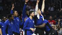 Pemain cadangan LA Clippers merayakan angka pada pertandingan NBA 2017-2018 melawan Dallas Mavericks di Staples Center, Rabu (1/11/2017) waktu setempat atau Kamis (2/11/2017) WIB. (AP Photo/Ringo H.W. Chiu)