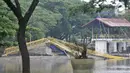 Kondisi jembatan pascaambruk di Hutan Kota Kemayoran, Jakarta, Minggu (22/12/2019). Jembatan gantung berbentuk lengkung dan berwarna kuning tersebut ambruk sekitar pukul 13.30 WIB dan hingga kini masih diselidiki penyebab peristiwa itu. (Merdeka.com/Iqbal S. Nugroho)