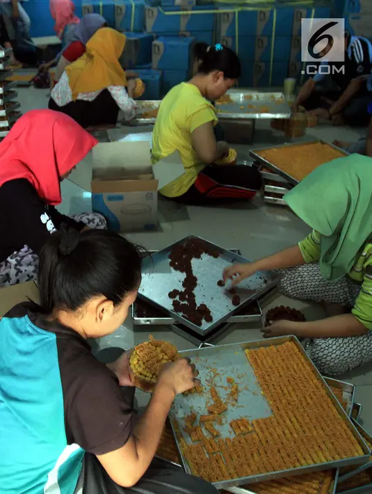 Sejumlah pekerja membuat kue kering di industri rumahan yang berada di kawasan Sidamukti, Depok, Jawa Barat, Senin (4/6). Pedagang menjual kue kering dengan harga mulai dari Rp 32.000-Rp 36.000 per toples. (Merdeka.com/Arie Basuki)