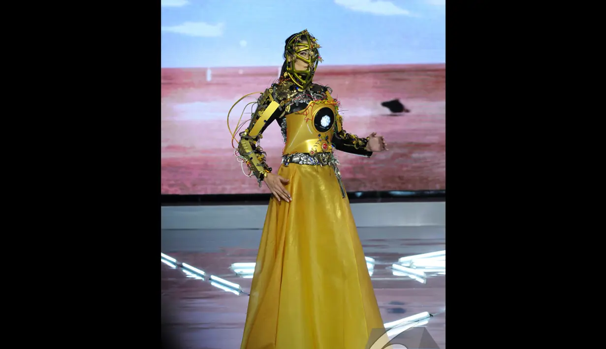 Model saat memeragakan busana berkarakter robot dengan dominan warna emas di I Fashion Festival 2014, Jakarta, Senin (15/12/2014). (Liputan6.com/Panji Diksana)