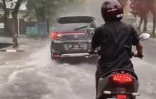 Sambil Hujan-hujanan, Pemotor Ini Asyik Joget Netizen Sebut 'Akhirnya Menikmati keberkahan yang Berbulan-bulan Ditunggu