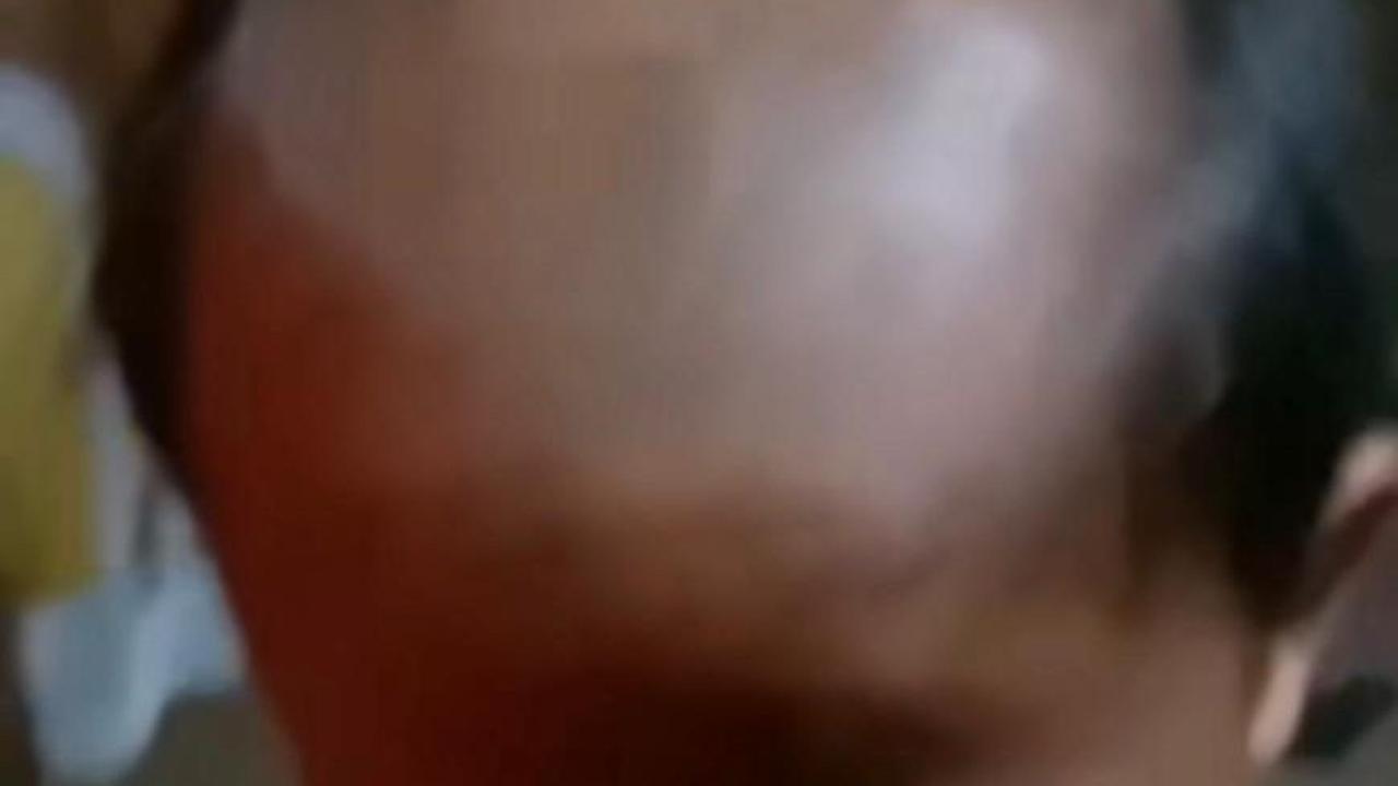 Dalam video yang telah beredar di dunia maya itu, orangtua dari salah satu bocah tersebut, Irma Manalu memperlihatkan dengan jelas potongan rambut yang telah dicukur oleh guru.&nbsp;<br>