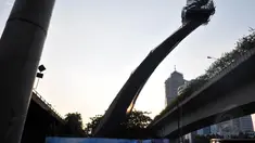 Perawatan Monumen Patung Dirgantara di kawasan Pancoran, Jakarta, memasuki hari ke-13, Minggu (24/8/14). (Liputan6.com/Panji Diksana)