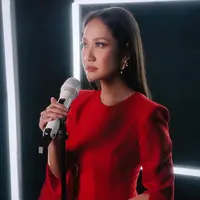 Bunga Citra Lestari atau BCL menyanyikan lagu tema novel Rapijali, "Kinari." (Foto: Instagram @bclsinclair)