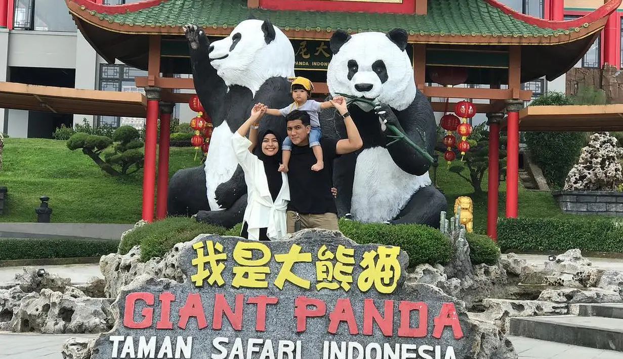 Sibu dengan keluarga, Tantri tetap menyempat waktu untuk keluarga kecilnya. Liburan bareng anak dan suaminya, Tantri cantik dengan mengenakan hijab berwarna hitamnya. (Instagram/tantrisyalindri)