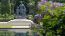 Pemandangan patung Diana, Princess of Wales, sehari setelah pembukaannya, di Sunken Garden di Istana Kensington, London, Jumat (2/7/2021). Pada patung tersebut, Putri Diana terlihat memakai rok berpinggang tinggi dan aksesoris sabuk berukuran besar. (Jonathan Brady/Pool Photo via AP)