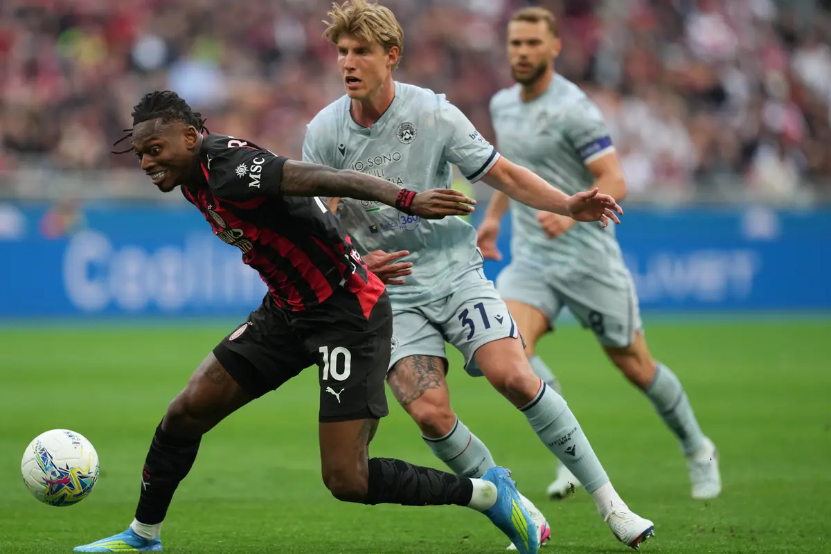 Pemain AC Milan Rafael Leao (kiri) dan pemain Udinese Thomas Thiesson Kristensen