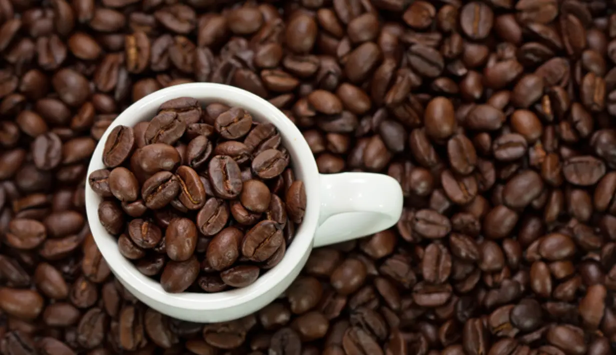 Meskipun mengkonsumsi kafein (kopi, teh, cokelat, soda, dll) telah menjadi kebiasaan, dengan membatasi minuman tersebut, badan anda akan terasa lebih segar dan tidak menimbulkan bau. (Istimewa)