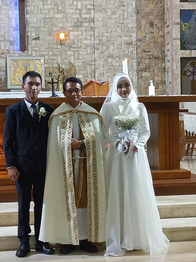 Viral Pernikahan Pasangan Beda Agama, Ini 5 Potretnya Saat Pemberkatan di Gereja