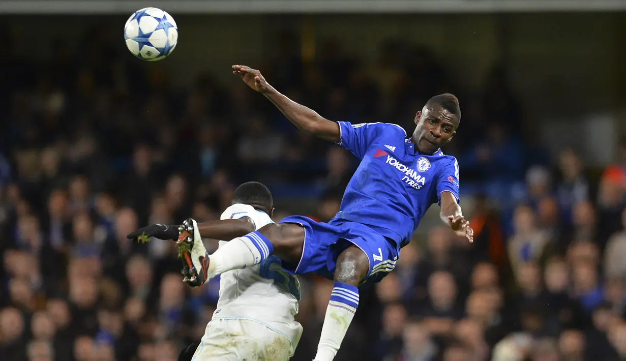 Pemain Chelsea, Ramires (kanan) menyudul bola bersama pemain Porto, Giannelli Imbula (kiri) pada lanjutan Liga Champions leg kedua grup G di Stadion Stamford Bridge, London, Kamis (10/12/2015) dini hari WIB.  (AFP Photo/Glyn Kirk)