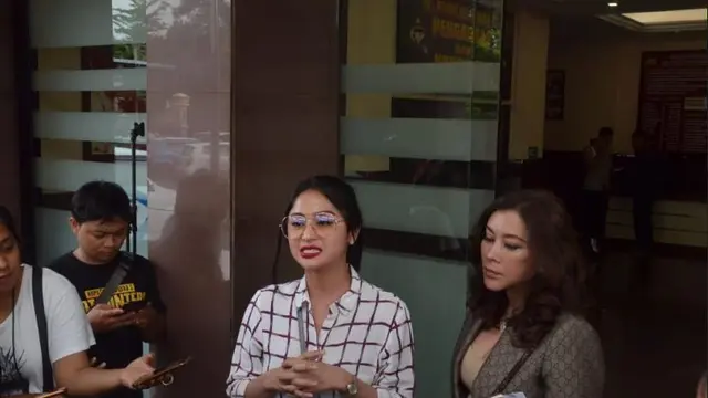 Dewi Perssik (Foto: Surya Hadiansyah)
