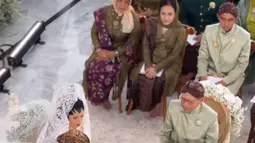 Momen ijab qabul jadi hal paling mendebarkan di pernikahan yang digelar Minggu (25/8/2024) kemarin. Ayah Nadine sendiri jadi wali nikah. Meski punya logat warga negara asing ia tetap lancar melantunkan kalimat akad nikah. Terlihat secarik kertas jadi panduan Daniel Kaiser.  (Liputan6.com/IG/@nadiepascale)