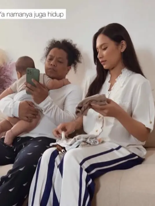 Indah Permatasari bersama buah hati. [Instagram/indahpermatas]