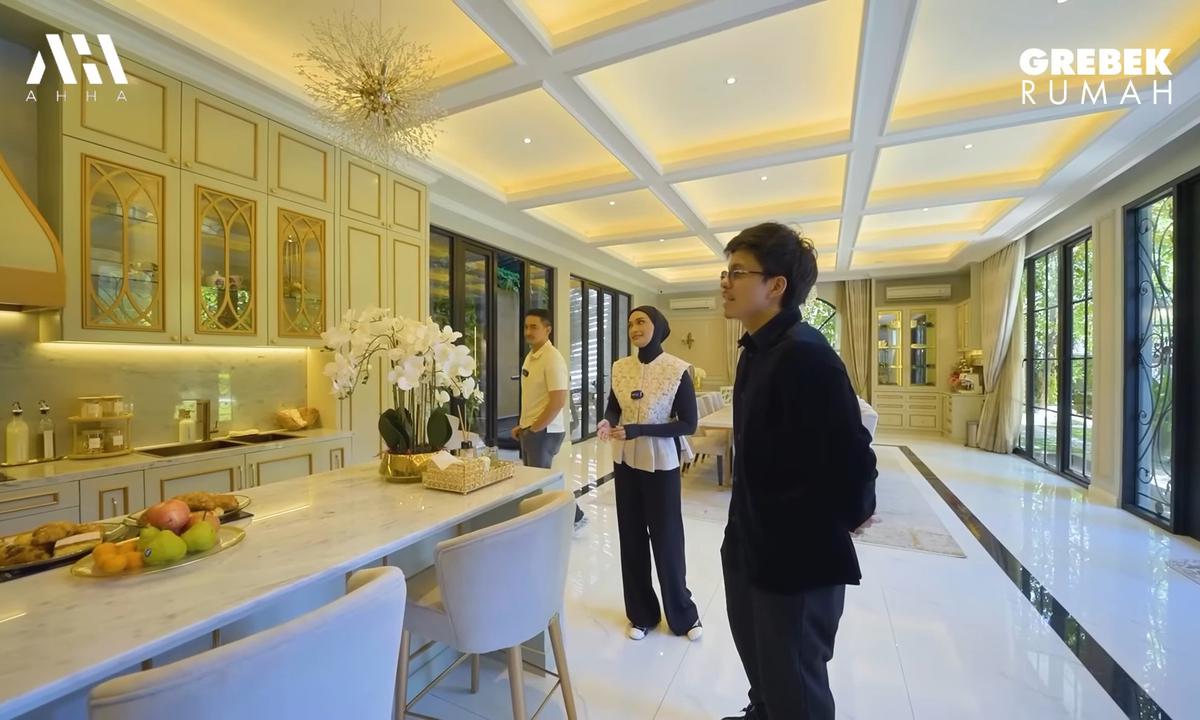 5 Potret Dapur di Istana Megah Putri Zulhas & Zumi Zola, Seluas Lapangan Sepakbola & Mewah dengan Sentuhan Emas