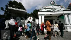 Wisatawan mengunjungi keraton kesultanan Yogyakarta,(10/7).Kunjungan wisata mengalami lonjakan menjelang liburan akhir lebaran .(Boy Harjanto)
